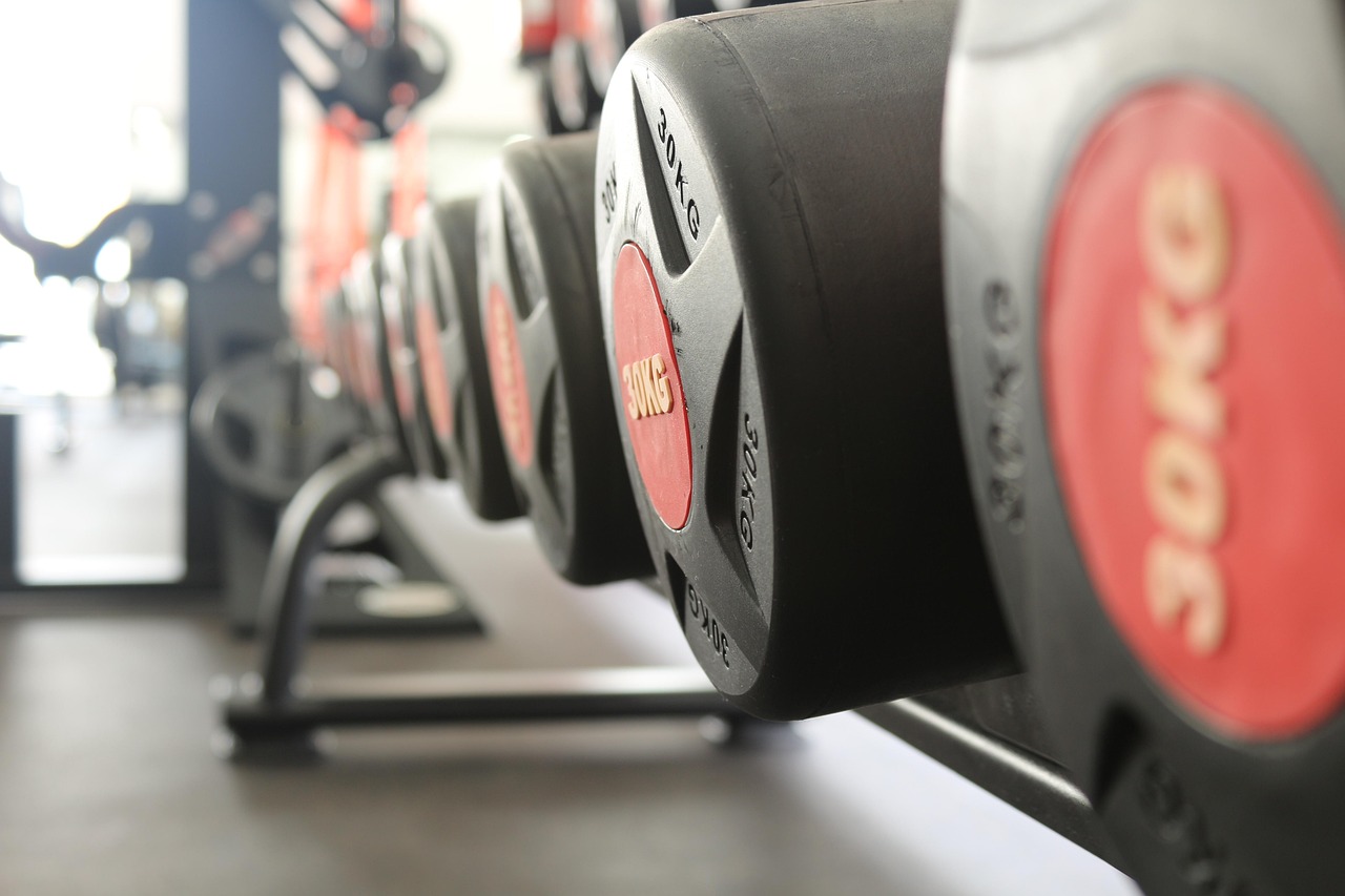 Braccia scolpite o effetto tendina addio: scopri quali esercizi funzionano davvero in palestra