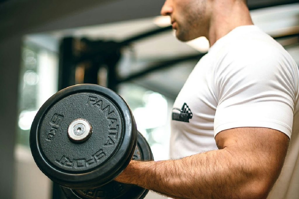 Braccia scolpite o effetto tendina addio: scopri quali esercizi funzionano davvero in palestra