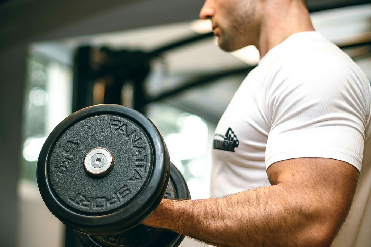 Braccia scolpite o effetto tendina addio: scopri quali esercizi funzionano davvero in palestra