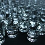 Cosa accade davvero a colesterolo e glicemia se bevi acqua calda ogni mattina: gli effetti reali