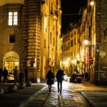 Non ti sedere subito dopo cena: 7 motivi per cui la passeggiata serale migliora corpo e relazioni